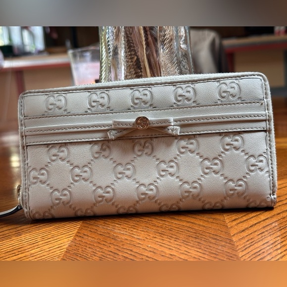 Gucci Gray Embossed Wallet - Picture 2 of 9